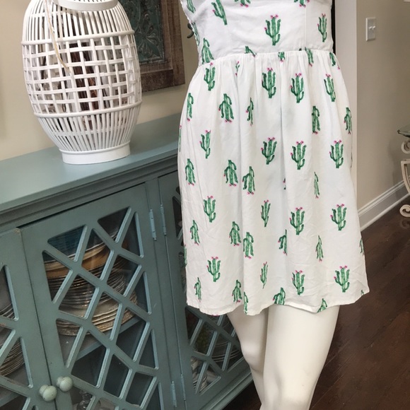 A U W SIZE SMALL. Sundress w cacti on a white background. MINI W STRETCH BACK 💚 - Picture 3 of 8